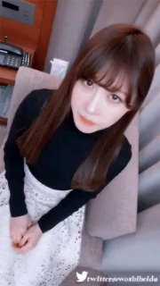 ?? 童颜大奶子骚女友，颜值很高可爱乖巧床上伺候小哥激情啪啪给狼友看，主动口交大鸡巴送奶子给小哥吃激情上位